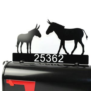 Puede incluir: Tope de buz&oacute;n de metal negro con dos siluetas de burro y el n&uacute;mero de casa 25362.