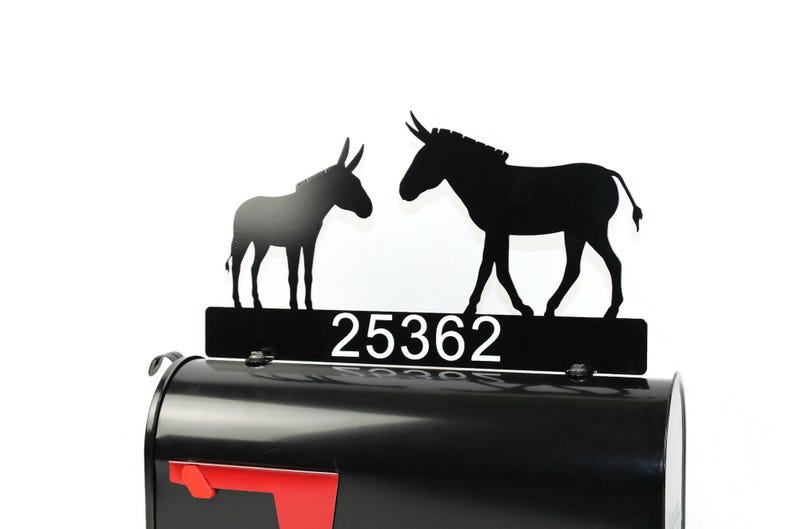 Puede incluir: Tope de buz&oacute;n de metal negro con dos siluetas de burro y el n&uacute;mero de casa 25362.