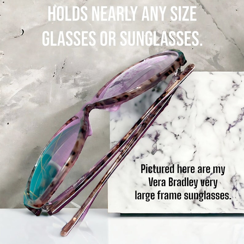 Pode incluir: Um par de &oacute;culos de sol grandes, com padr&atilde;o de tartaruga, com lentes roxas. Os &oacute;culos de sol est&atilde;o apoiados numa superf&iacute;cie de m&aacute;rmore branco. O texto "HOLDS NEARLY ANY SIZE GLASSES OR SUNGLASSES." est&aacute; no topo da imagem. O texto "Pictured here are my Vera Bradley very large frame sunglasses." est&aacute; na parte inferior da imagem.