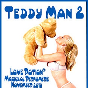 Könnte beinhalten: Eine Frau hält einen Teddybär vor einem weißen Hintergrund. Das Bild enthält den Text "Teddy Man 2", "Love Potion®", "Magickal Perfumere", "November 2010", "Pheromone Enhanced Fragrance for Men", "[ ]-1/3 fl.oz. [ ]-1 fl.oz. [ ]-Trial Size".