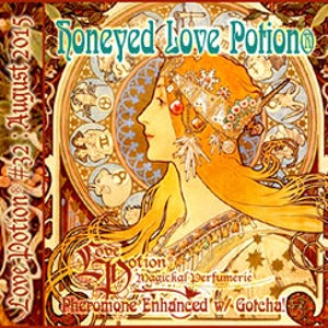 Può includere: Un'illustrazione in stile vintage di una donna con una corona e un motivo floreale. Il testo "Honeyed Love Potion #32: August 2015" è in alto nell'immagine. Il testo "Love Potion Magickal Perfumerie" è in basso nell'immagine. Il testo "Pheromone Enhanced w/ Gotcha!" è in basso nell'immagine.