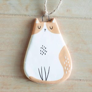 不機嫌そうな猫 - 吊り下げオーナメント - 手作りの陶器製猫、窓飾り、家の装飾、クリスマスツリーの磁器ギフト