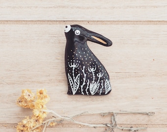 Broche OU aimant LIÈVRE - une épinglette faite main en pâte polymère lapin lapin réfrigérateur en céramique forêt botanique animal des bois cadeau bijoux végétalien