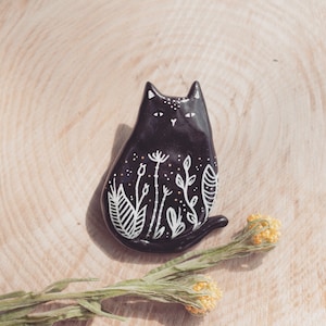 Black Cat Pin OR Magnet - Handmade polymer clay brooch, fridge magnet, cute ceramic botanical witch badge, cat gift jewellery crazy cat lady