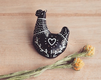 Pin de gallina o imán - un broche de pollo de arcilla polimérica hecho a mano nevera de cocina lindo regalo de insignia de bruja botánica de cerámica joyería negra amor vegano