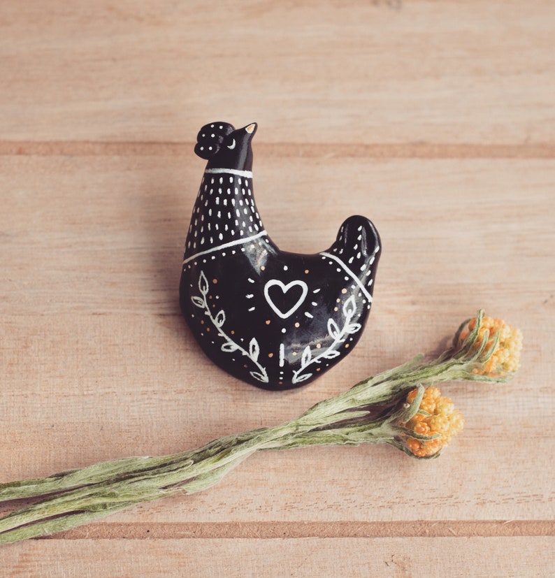 Hen Pin OF Magnet een handgemaakte polymeer klei kip broche keuken koelkast schattige keramische botanische heks badge cadeau zwarte sieraden veganistische liefde afbeelding 1