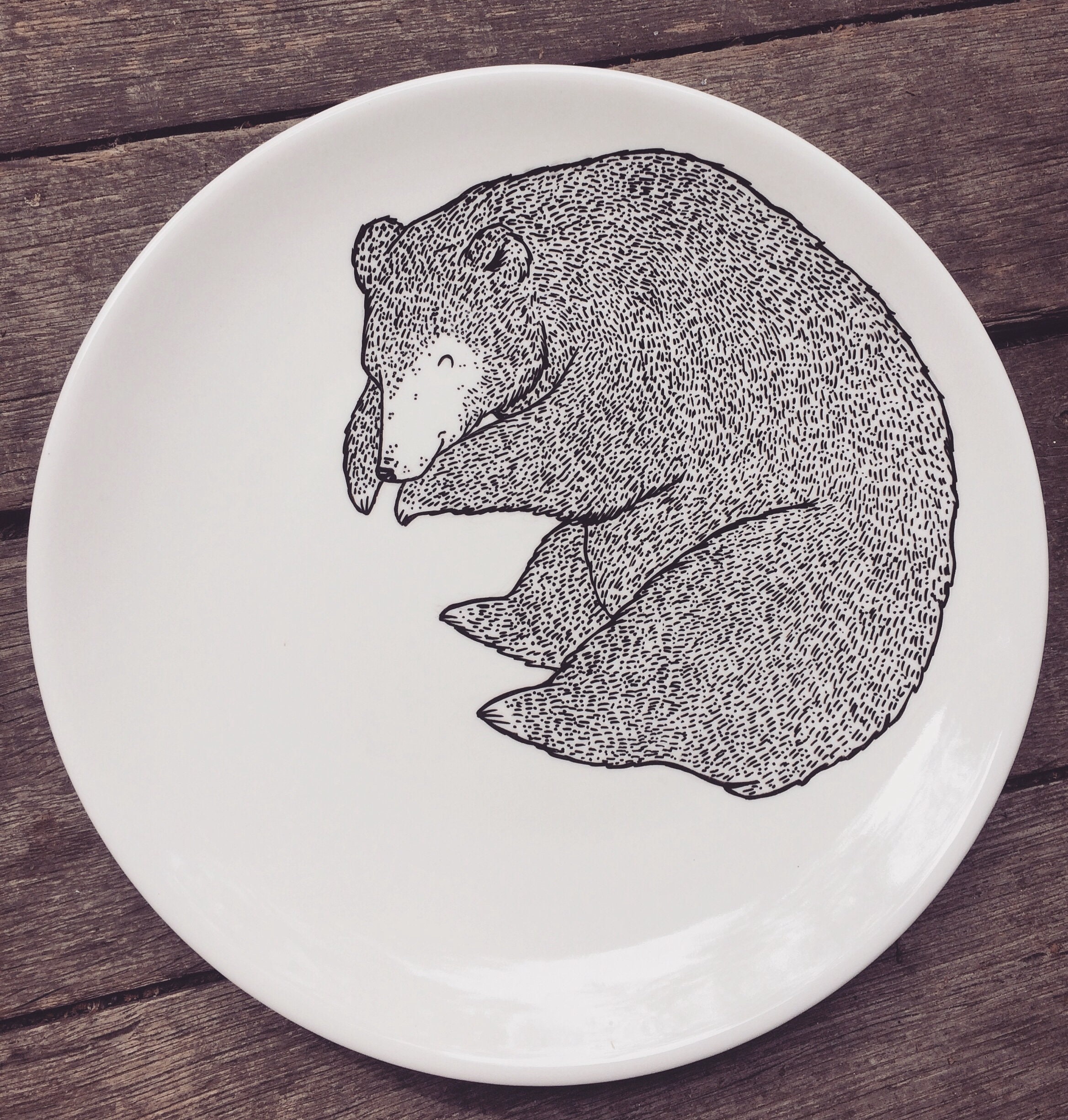 眠っているクマのプレート - 装飾的な手描きのイラスト入り風変わりな