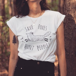 Könnte beinhalten: Weißes T-Shirt mit einer schwarz-weißen Illustration eines laufenden Fuchses mit dem aufgedruckten Text "Save Foxes Hunt People!"