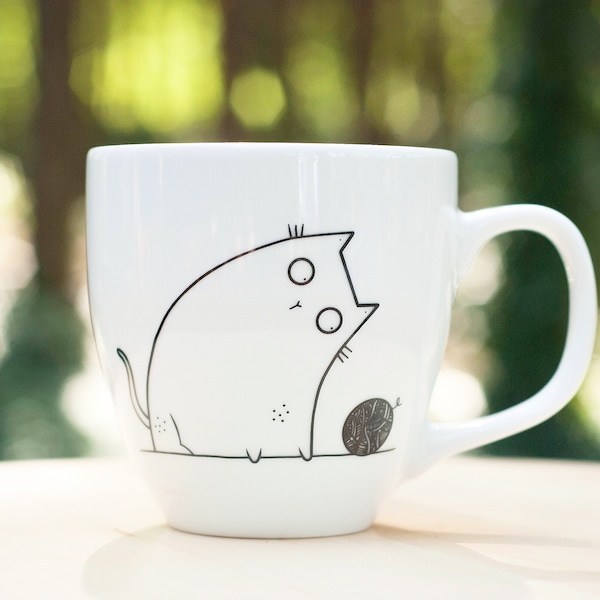 Tasse mit tollpatschiger Katze - handbemalter Katzenbecher mit Katze