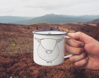 Emaille Camping Highland Kuh Tasse - handbemalte Tasse Schrullig wildes Tier lustiges niedliches Natur Wald Wald Fauna Schottischer Sommer Geschenk