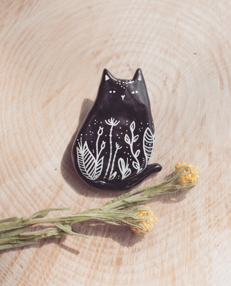 Black Cat Pin OR Magnet eine handgemachte Polymer Clay Brosche Kühlschrankmagnet süßer Keramik Botanischer Hexen Anstecker Geschenk Katze Schmuck Crazy Cat Lady Bild 1