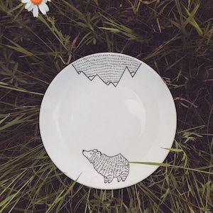 Plato de postre con forma de oso de montaña: plato divertido, lindo y peculiar con ilustraciones a mano de animales salvajes, bosque, bosque, regalo de dibujos animados para niños, cocina, regalo de montañas