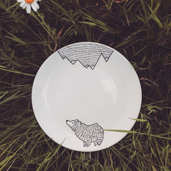 Mountain Bear Dessert Plate - illustré à la main excentrique animal sauvage drôle mignon plat forêt bois présent dessin animé enfants cuisine cadeau montagnes