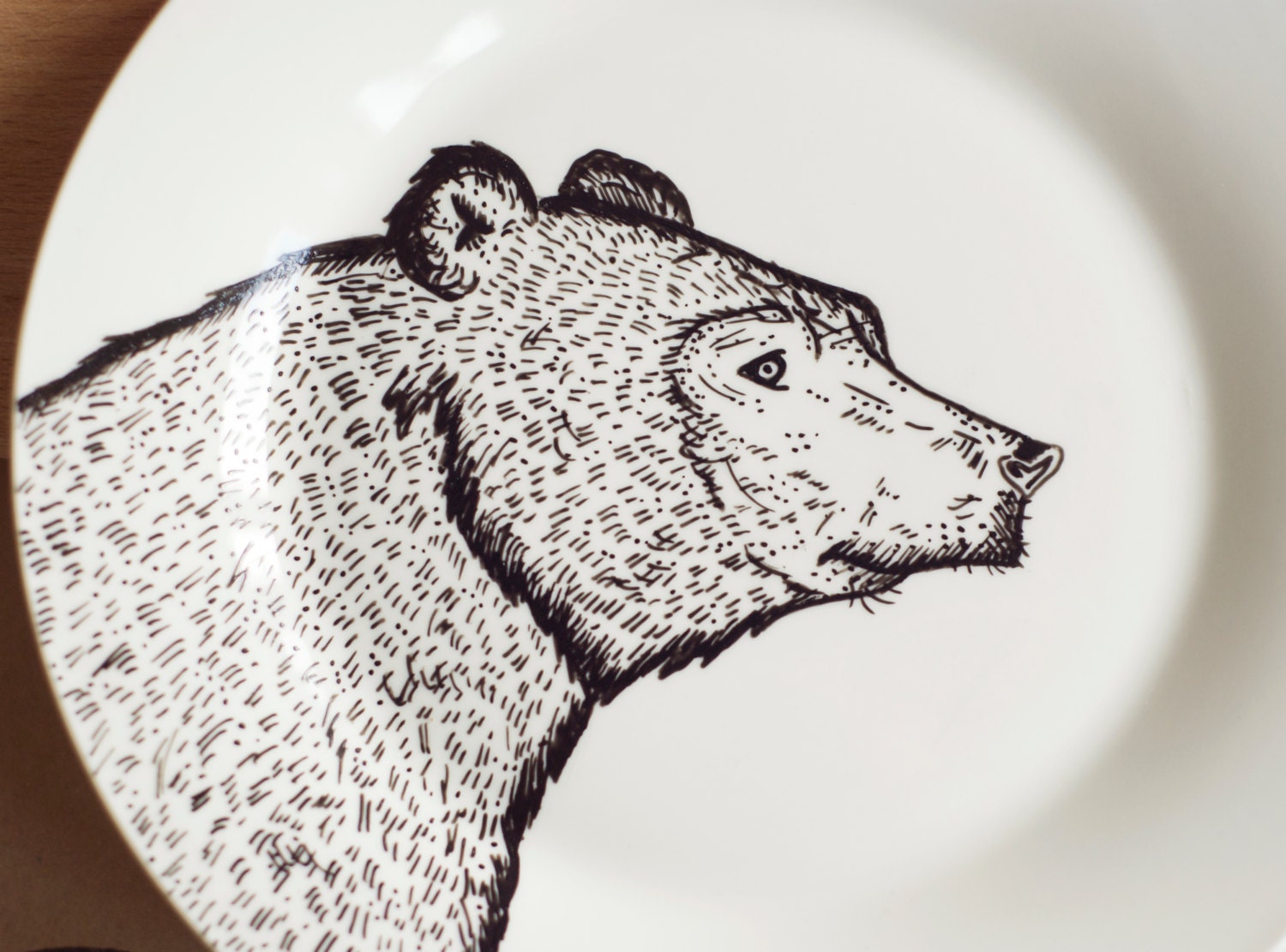 クマのセラミックプレート - 手描きの装飾皿、森の動物柄磁器、ホーム