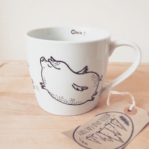 Taza de cerdo volador: taza pintada a mano, animal salvaje peculiar, divertido y lindo plato de cerdito, granja funky, vegano, fauna, regalo de dibujos animados vegetariano
