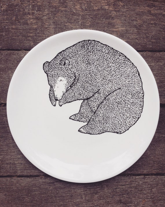 眠っているクマのプレート - 装飾的な手描きのイラスト入り風変わりな