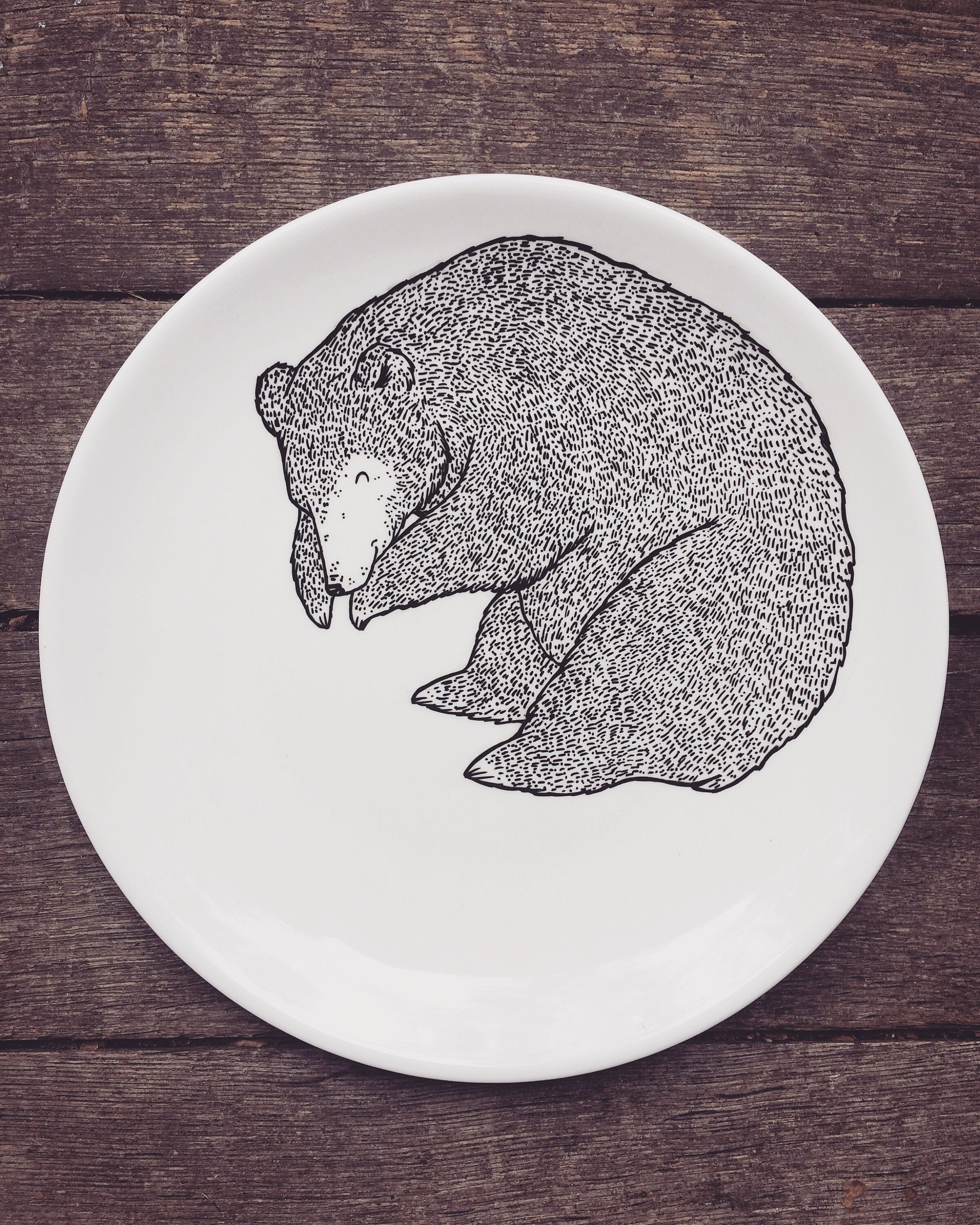 眠るクマのプレート - 手描きの装飾磁器皿、森の動物をテーマにした