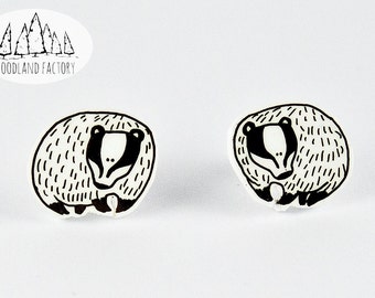 Badger oorbellen - een paar hand geïllustreerde studs wilde dierlijke stud oorbellen bos natuur cadeau cartoon grappige eigenzinnige studs veganistische kerstmis