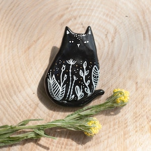 Black Cat Pin OR Magnet eine handgemachte Polymer Clay Brosche Kühlschrankmagnet süßer Keramik Botanischer Hexen Anstecker Geschenk Katze Schmuck Crazy Cat Lady Bild 6