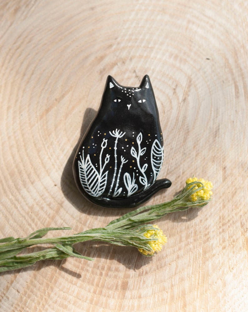 Black Cat Pin OR Magnet eine handgemachte Polymer Clay Brosche Kühlschrankmagnet süßer Keramik Botanischer Hexen Anstecker Geschenk Katze Schmuck Crazy Cat Lady Bild 6