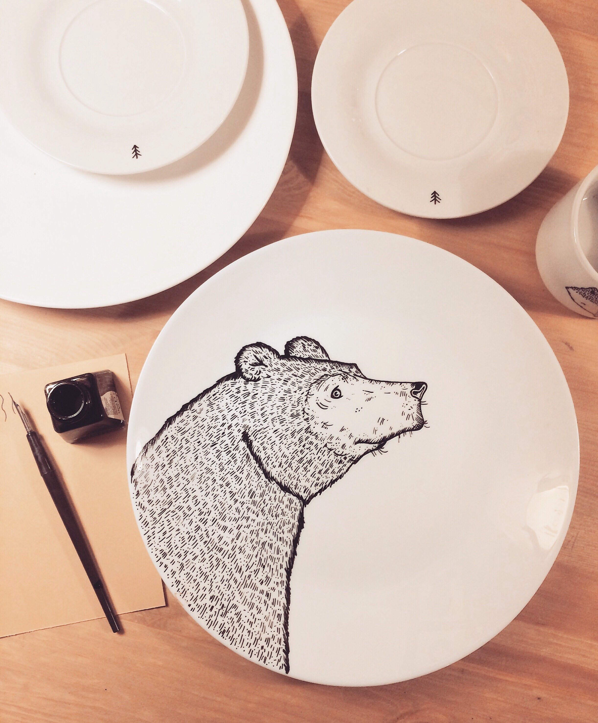 クマのセラミックプレート - 手描きの装飾皿、森の動物柄磁器、ホーム