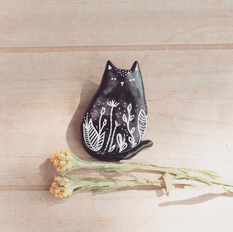 Black Cat Pin OR Magnet eine handgemachte Polymer Clay Brosche Kühlschrankmagnet süßer Keramik Botanischer Hexen Anstecker Geschenk Katze Schmuck Crazy Cat Lady Bild 3