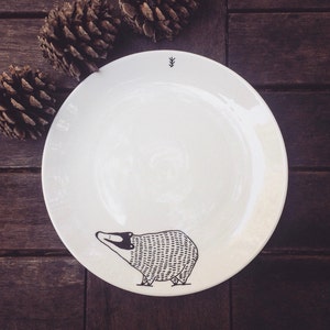 Plato de postre de tejón: plato divertido y lindo con forma de animal salvaje peculiar pintado a mano, regalo de cocina para niños con dibujos animados de bosque y fauna