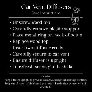 Puede incluir: Gr&aacute;fico negro con texto blanco que detalla las instrucciones de cuidado para los difusores de ventilaci&oacute;n del coche. Las instrucciones incluyen desenroscar la tapa de madera, quitar el tap&oacute;n de pl&aacute;stico e insertar las varillas. Una secci&oacute;n de precauci&oacute;n aconseja mantener el difusor en posici&oacute;n vertical para evitar fugas.