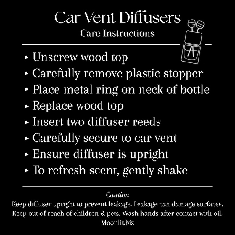 Puede incluir: Gr&aacute;fico negro con texto blanco que detalla las instrucciones de cuidado para los difusores de ventilaci&oacute;n del coche. Las instrucciones incluyen desenroscar la tapa de madera, quitar el tap&oacute;n de pl&aacute;stico e insertar las varillas. Una secci&oacute;n de precauci&oacute;n aconseja mantener el difusor en posici&oacute;n vertical para evitar fugas.