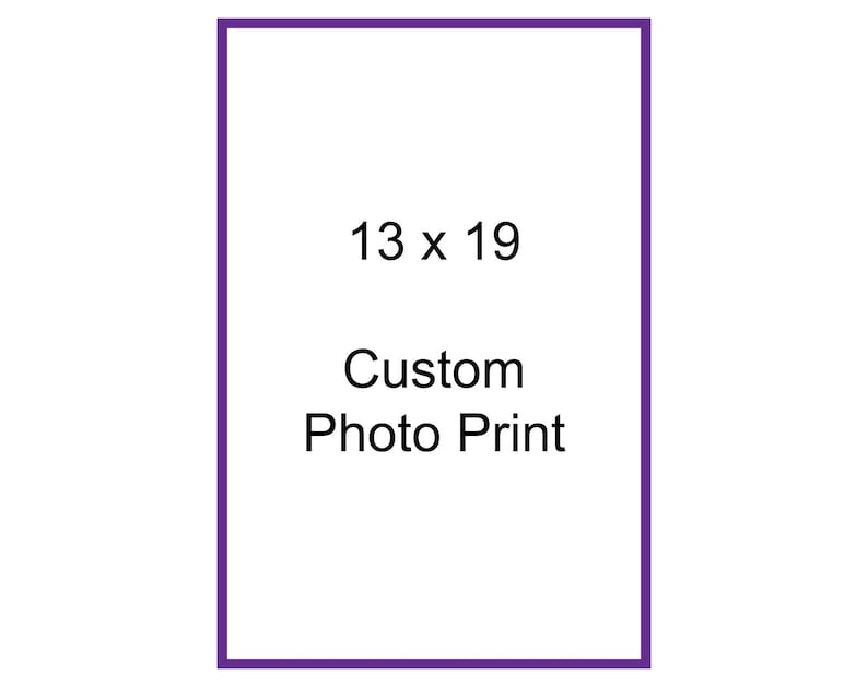 Pu&ograve; includere: Un bordo viola circonda un rettangolo bianco con il testo "13 x 19 Stampa fotografica personalizzata" all'interno.