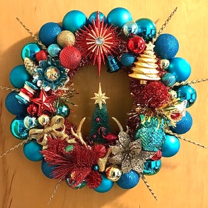 WaywardVisionStudio Christmas ornament wreath. Retro, mcm, starburst, kitschy contemporary wreath.