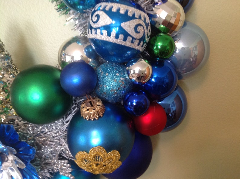 vintage mid mod Christmas ornament wreath blue RETRO kitsch