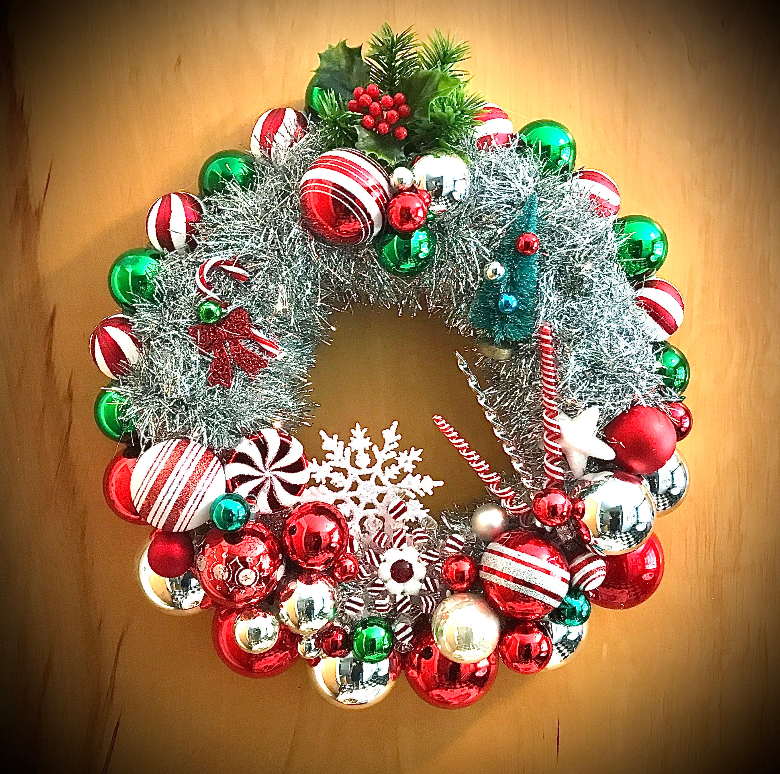 Retro Christmas ornament wreath. Red white green silver. | Etsy