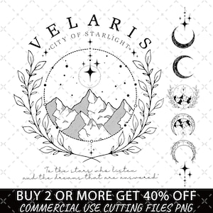 Puede incluir: Ilustración digital en blanco y negro de una cordillera con una luna creciente y estrellas. El texto "VELARIS CITY OF STARLIGHT" está escrito en una pancarta circular alrededor de las montañas. El texto "To the stars who listen and the dreams that are answered" está escrito debajo de las montañas. El texto "BUY 2 OR MORE GET 40% OFF COMMERCIAL USE CUTTING FILES PNG" está escrito en la parte inferior de la imagen.
