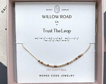 Collar con mensaje oculto "Trust the Leap" (Confía en el salto) - Joyería inspiradora - Collar con mensaje oculto - Regalo para un nuevo capítulo - Regalo para quienes se mudan
