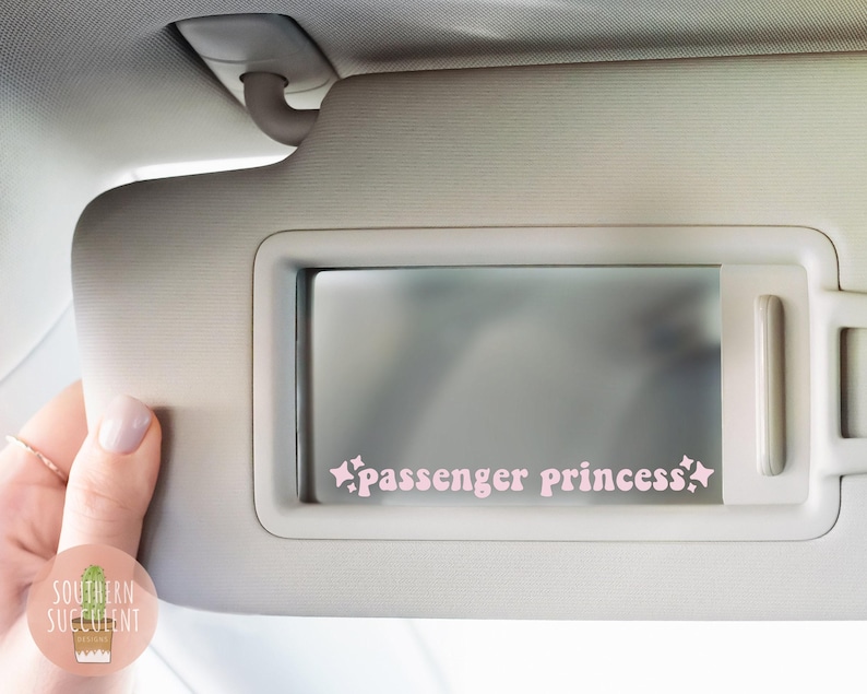 Calcomanía para espejo retrovisor de coche de princesa pasajera - Linda calcomanía para espejo retrovisor - Calcomanía para espejo de visera - Calcomanía para novia - Calcomanía para mujer/hombre imagen 1