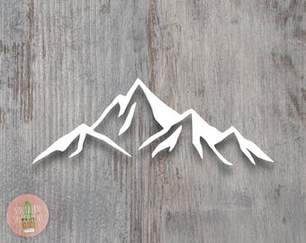 Può includere: Un adesivo in vinile bianco che presenta la silhouette di una catena montuosa stilizzata con cime affilate e frastagliate e valli profonde. Il design consiste in un contorno continuo di diverse vette montuose, creando una rappresentazione grafica.