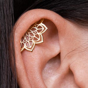 Orecchino Boho Helix • Mandala geometrico Fiore di loto Elica nascosta • Piercing 18G 16G • Gioielli spirituali in argento Boho per cartilagine • CRT023 B