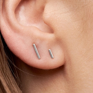 Orecchini a bottone lineare • Orecchini a bottone con barra quadrata • Orecchini a bottone con barra minimalista • Piccoli orecchini in argento • Gioielli per tutti i giorni Orecchini minuscoli CST012