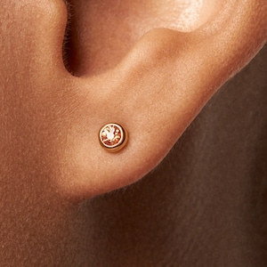 Orecchini a bottone CZ color champagne scuro • Orecchini a bottone piccoli minimalisti da 3 mm • Orecchini con castone in argento e oro • Orecchini a bottone con zirconia cubica - CST016