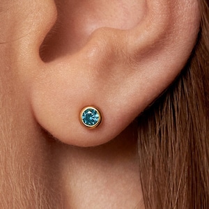Orecchini a bottone con topazio blu e zirconi cubici • Orecchini con pietra portafortuna di dicembre • Orecchini a bottone piccoli minimalisti da 3 mm • Orecchini con castone semplice in argento e oro - CST016