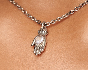 Collier coeur dans la main · Collier coeur captif en quartz rose · Pendentif main en argent avec breloque bijoux modernes · Cadeau Saint-Valentin pour elle - FPE035