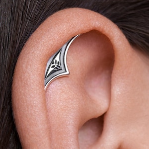 Orecchino gotico con elica nascosta • Piercing alla cartilagine con elica 18G 16G • Gioielli in argento scuro • Gioielli gotici, tatuaggio punk, orecchino medievale • CRT021 B
