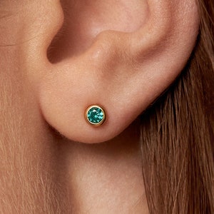 Smaragdgroene oorknopjes met CZ-vorm • Geboortesteenoorbellen mei • Minimalistische kleine oorknopjes van 3 mm • Zilveren gouden oorbellen met eenvoudige ring - CST016