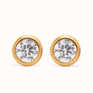 Helle weiße CZ Ohrstecker • April Birthstone Ohrringe • 3 mm Minimalist Kleine Ohrstecker • Silber Gold Einfache Lünette Ohrringe - CST016