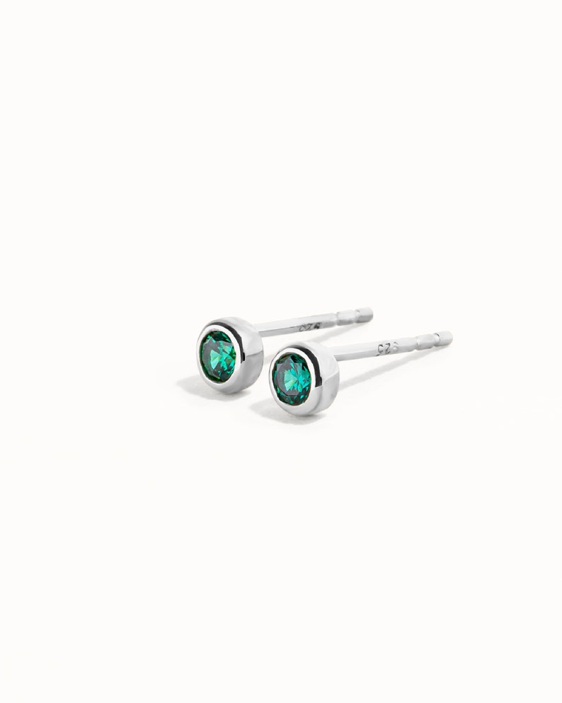 Boucles d'oreilles à tige CZ vert émeraude Boucles d'oreilles avec pierre de naissance de mai Petites boucles d'oreilles minimalistes de 3 mm Boucles d'oreilles à lunette simple en or argenté CST016 Sterling Silver 925