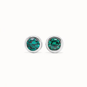 Boucles d'oreilles à tige CZ vert émeraude Boucles d'oreilles avec pierre de naissance de mai Petites boucles d'oreilles minimalistes de 3 mm Boucles d'oreilles à lunette simple en or argenté CST016 image 5