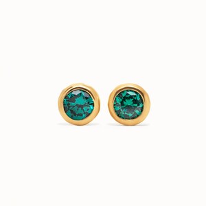 Boucles d'oreilles à tige CZ vert émeraude Boucles d'oreilles avec pierre de naissance de mai Petites boucles d'oreilles minimalistes de 3 mm Boucles d'oreilles à lunette simple en or argenté CST016 image 2