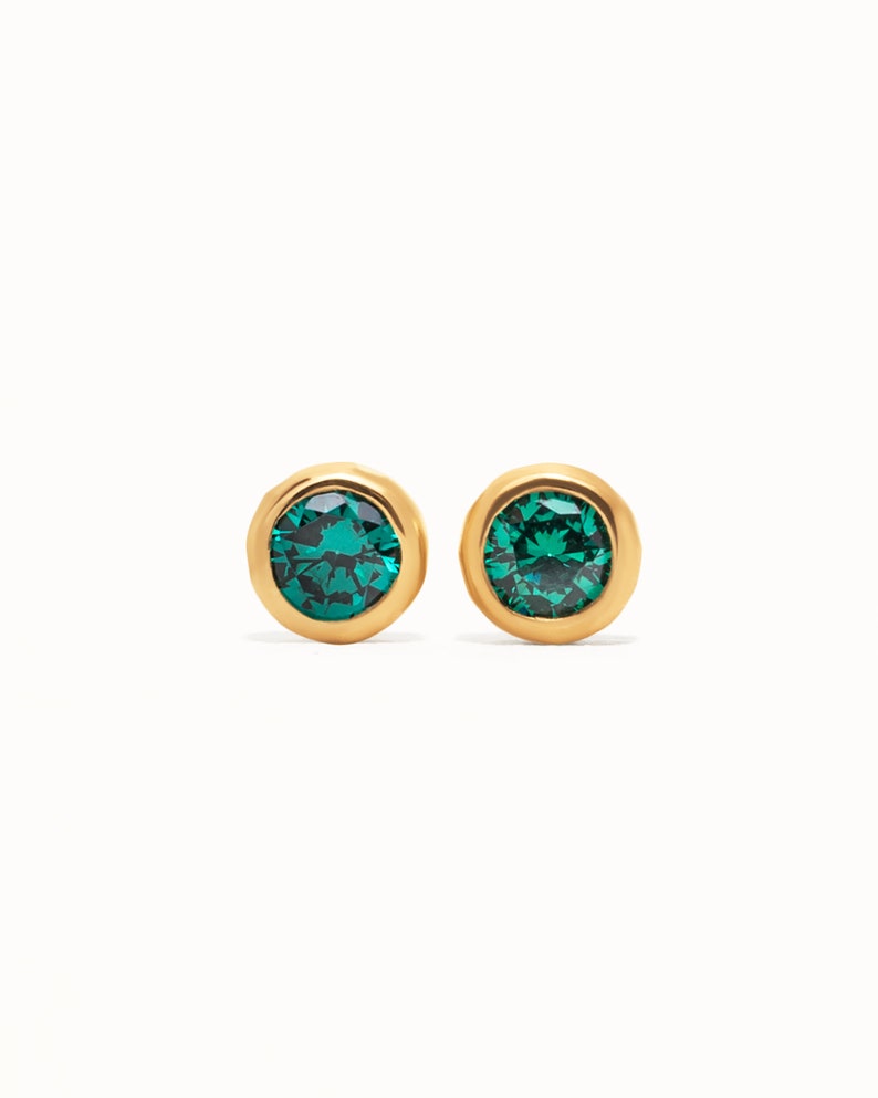 Boucles d'oreilles à tige CZ vert émeraude Boucles d'oreilles avec pierre de naissance de mai Petites boucles d'oreilles minimalistes de 3 mm Boucles d'oreilles à lunette simple en or argenté CST016 image 2