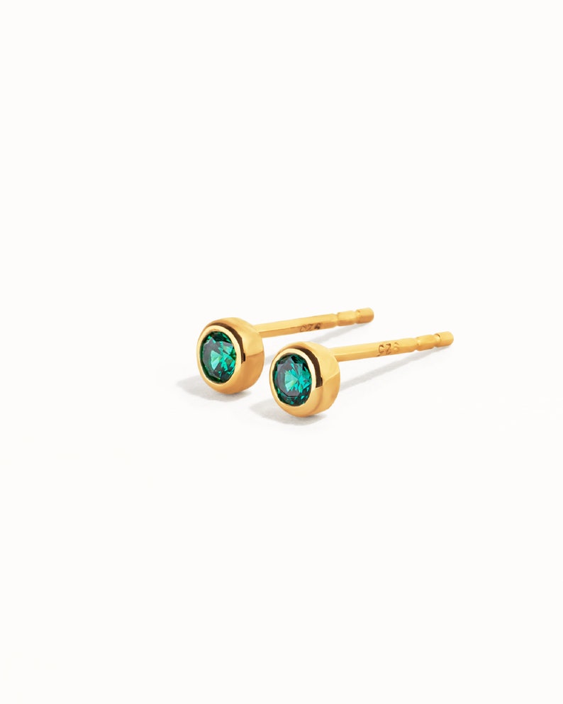 Boucles d'oreilles à tige CZ vert émeraude Boucles d'oreilles avec pierre de naissance de mai Petites boucles d'oreilles minimalistes de 3 mm Boucles d'oreilles à lunette simple en or argenté CST016 Yellow Gold Shiny